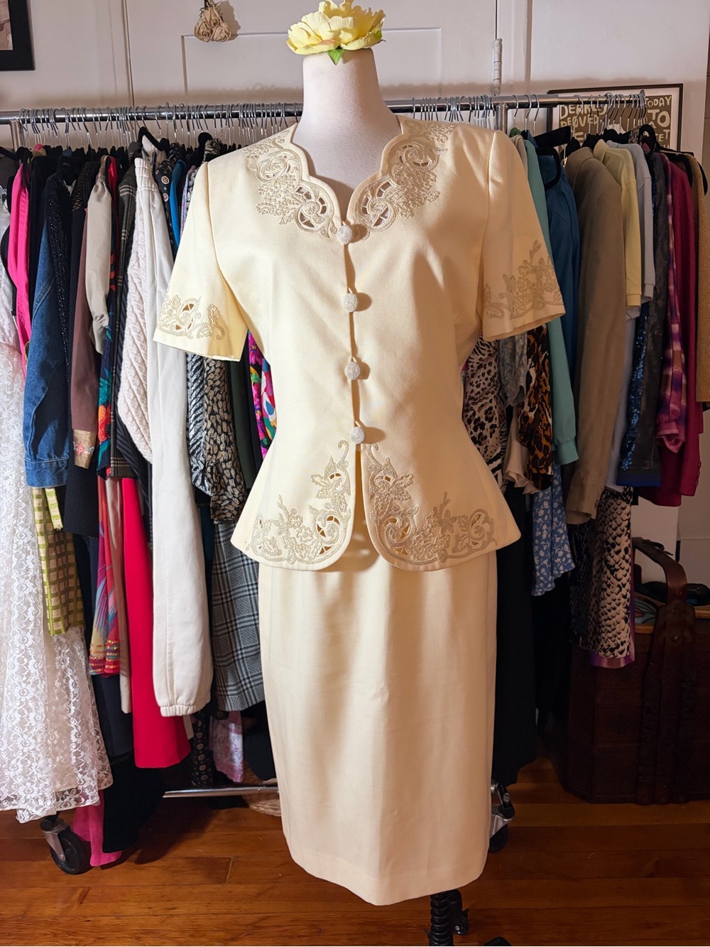 Le Suit 2pc Pastel Yellow Cutwork Embroidery Skirt Set Size 12